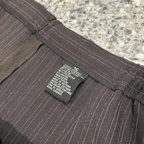 Attractive 3 piece ladies suit set! - Picture 10 of 15